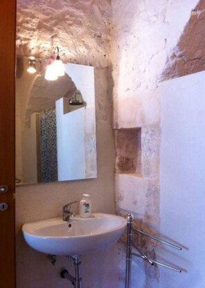 Secadora de cabello, toallas, shampoo, papel de baño 