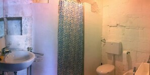 Secadora de cabello, toallas, shampoo, papel de baño 