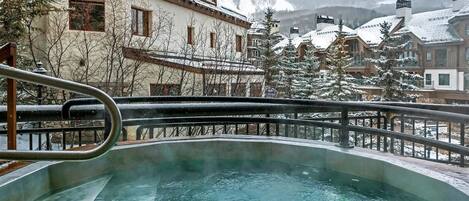 Banyera d'hidromassatge a l'aire lliure