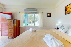 Free Internet, bed sheets - Bright studio w/ complimentary bikes, kitchen, picnic area, WiFi & partial AC (Caye Caulker)
