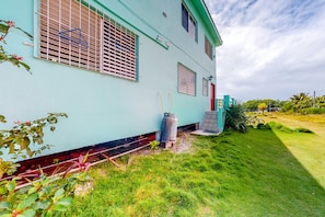 Property grounds - Bright studio w/ complimentary bikes, kitchen, picnic area, WiFi & partial AC (Caye Caulker)