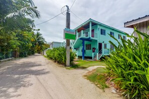 Exterior - Bright studio w/ complimentary bikes, kitchen, picnic area, WiFi & partial AC (Caye Caulker)