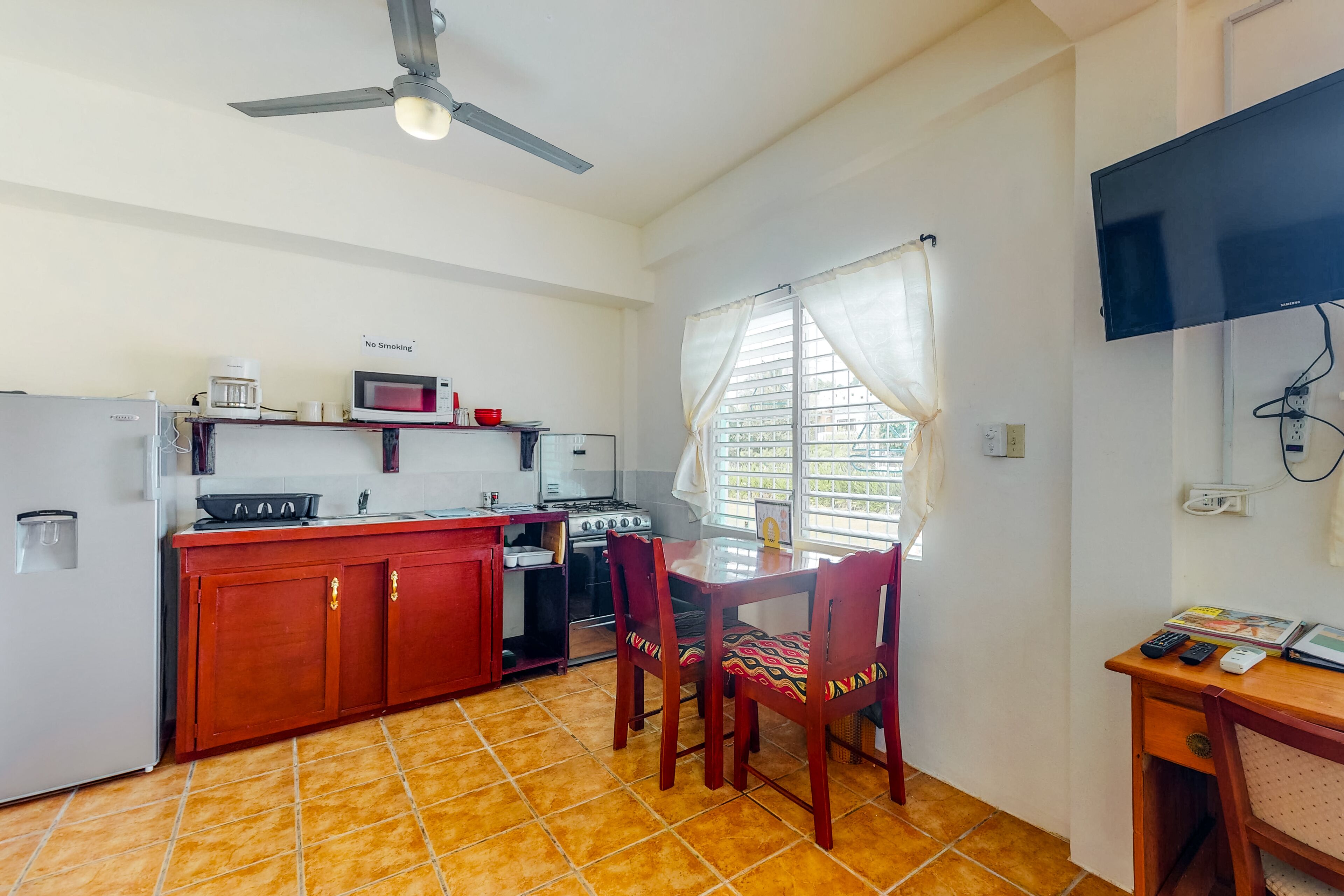 Refrigerador, microondas, horno y parrilla de estufa 