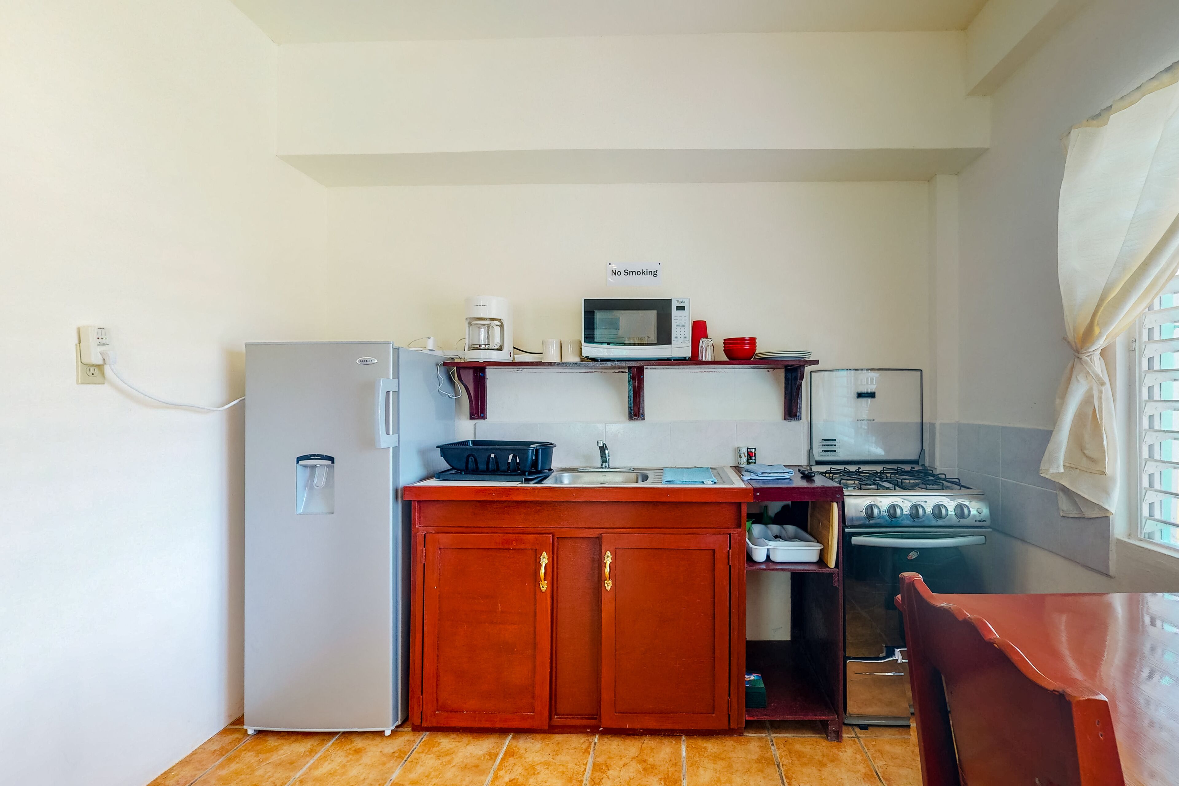 Kjøleskap, mikrobølgeovn, ovn og kokeplater