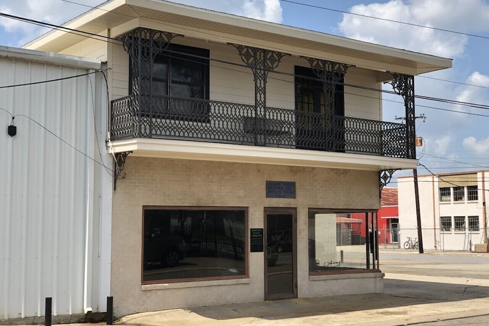 New Orleans Style upstairs apartment