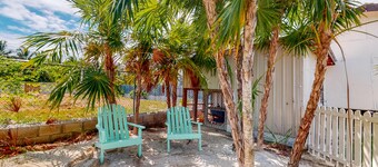 Cheerful, hotel-style studio w/ WiFi, picnic table, partial AC & bikes to use