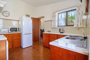 雪櫃、微波爐、焗爐、爐具