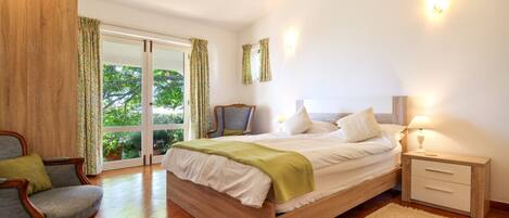 3 habitaciones, tabla de planchar con plancha, wifi y ropa de cama
