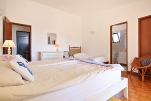 3 habitaciones, tabla de planchar con plancha, wifi y ropa de cama 