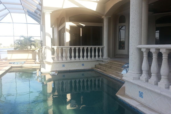 Alberca al aire libre y alberca climatizada