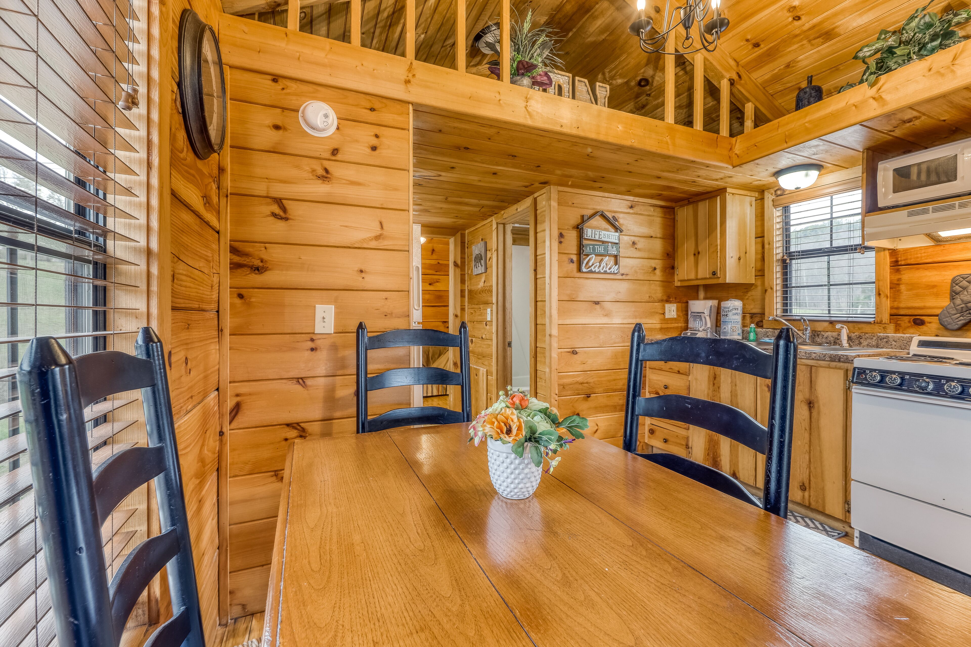Welcoming cabin w/ a firepit & private hot tub - close to the national park!