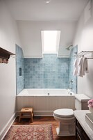 Room 7 | Baño | Artículos de higiene personal gratuitos, secador de pelo y albornoces