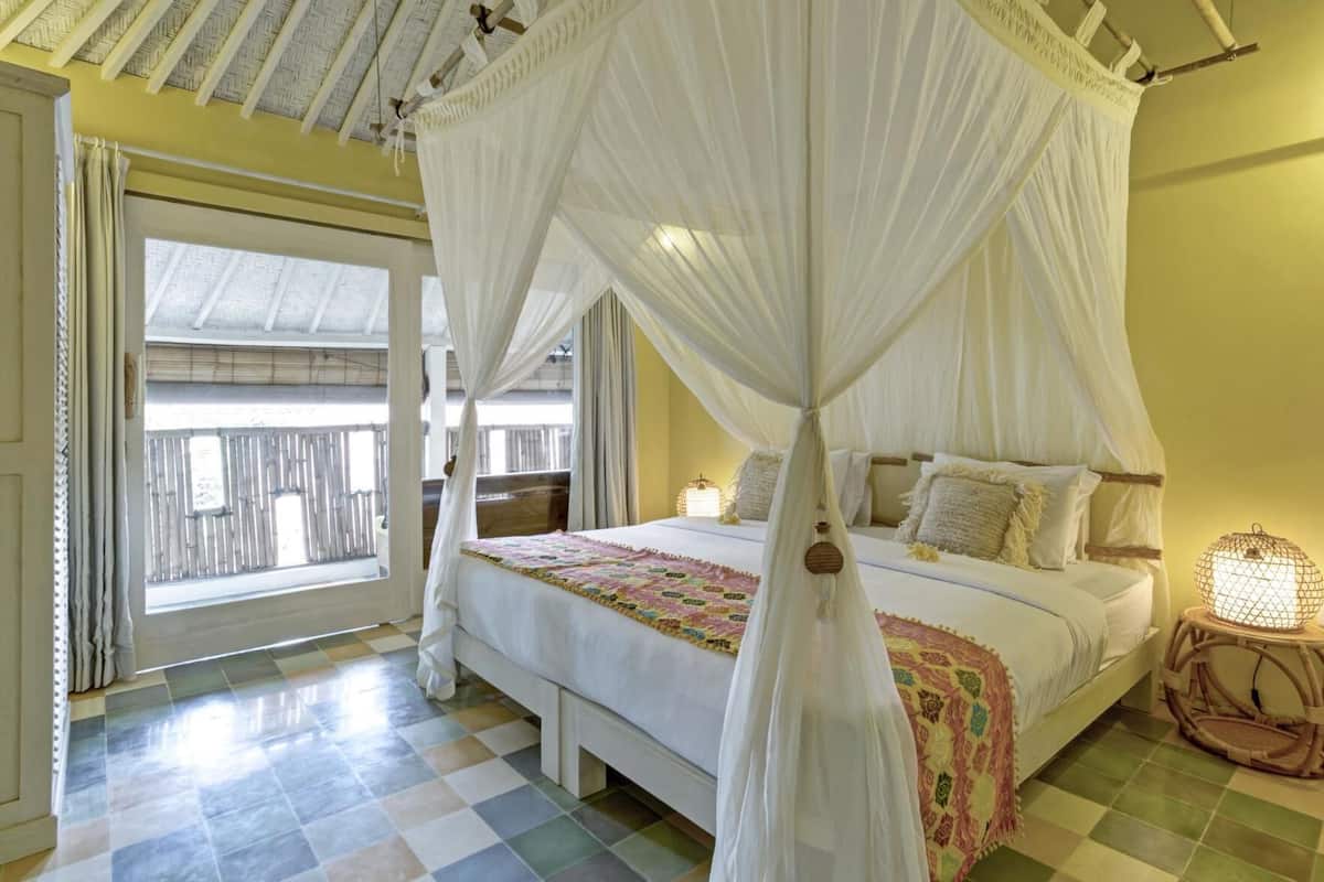 In-room safe, desk, WiFi (free), bed sheets