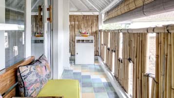 Brankas, meja kerja, Wi-Fi gratis, dan seprai linen