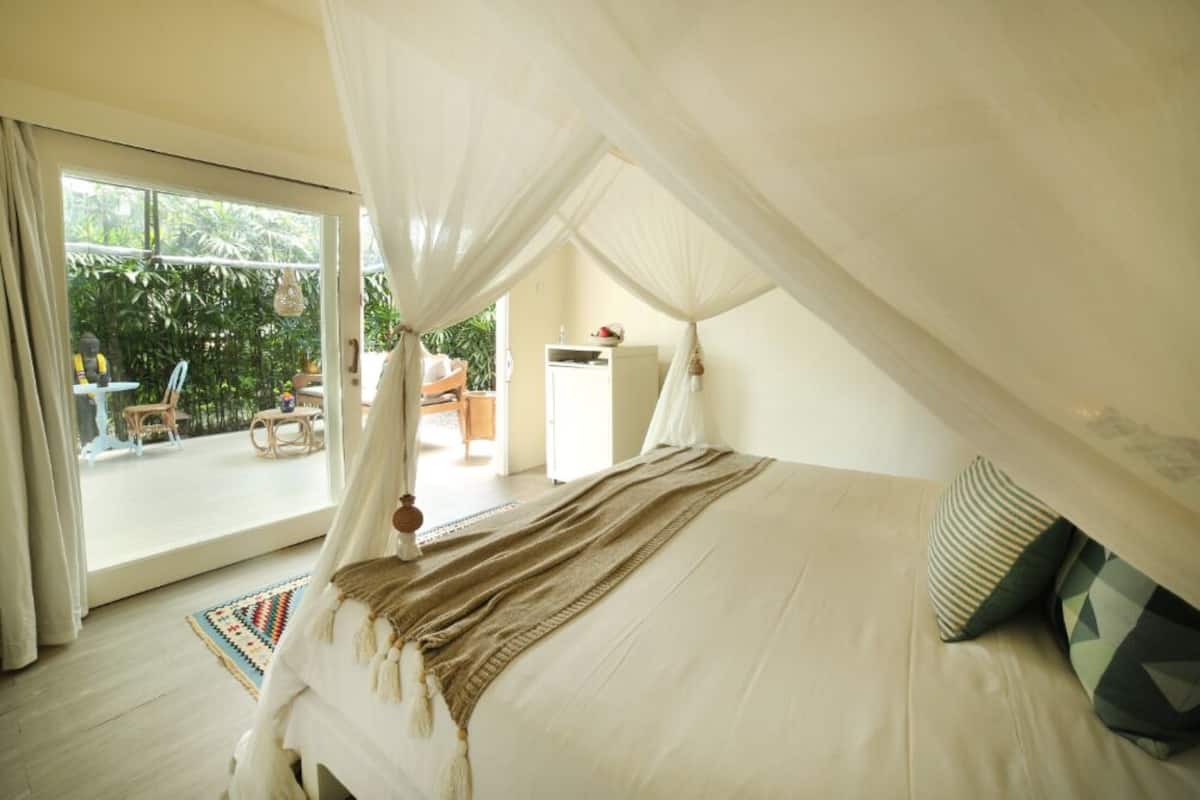 Tallelokero huoneessa, työpöytä, ilmainen Wi-Fi, vuodevaatteet