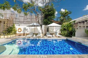 2 outdoor pools, sun loungers