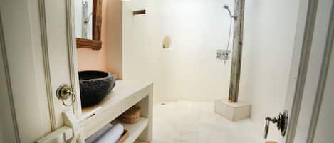 Deluxe Balcony | Bathroom | Separate tub and shower, towels, soap, shampoo