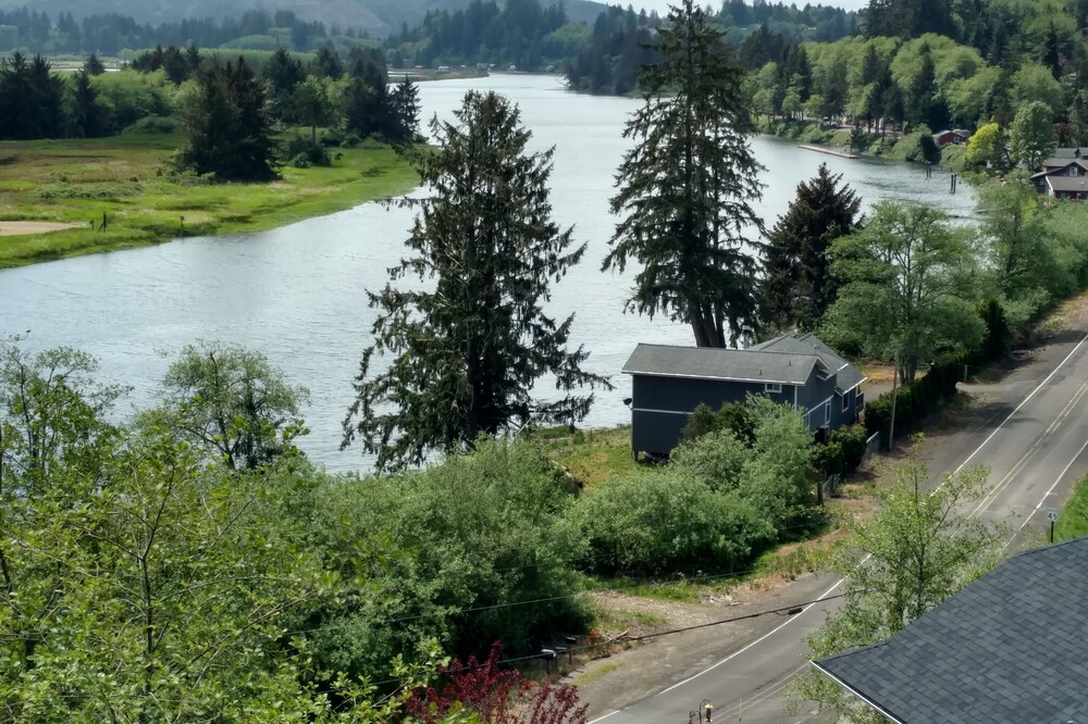 Gibson House Nehalem - on the banks of the Nehalem River near ocean beaches