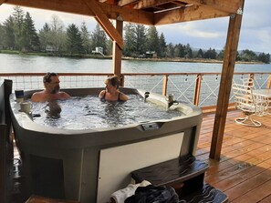 Outdoor spa tub - Otter Run Nehalem River - on the banks of the Nehalem River near ocean beaches (Nehalem)