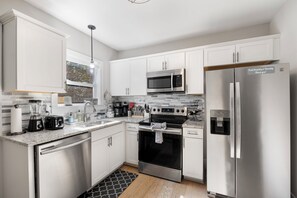 Refrigerador, microondas, horno, placa de cocina