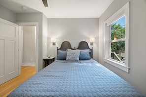 2 Schlafzimmer, Schreibtisch, Bügeleisen/Bügelbrett, Reisekinderbett