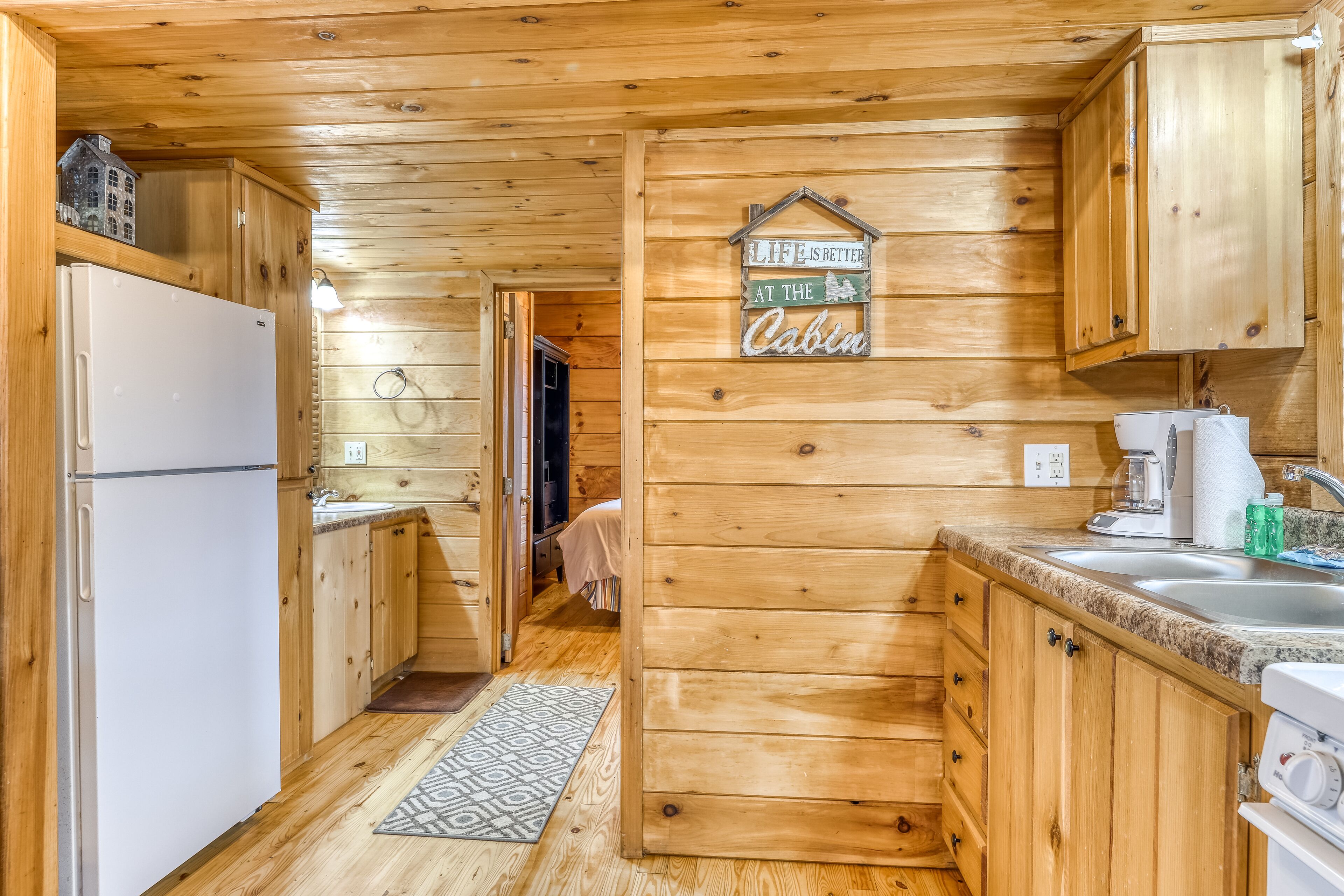Comfy cabin w/ covered deck & firepit - perfect for couples or a small family!