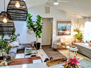 Smart TV, books - RARE⭐️DownTown Matthews ❤️Walk to Shops Restaurants Hiking❤️20 min to Charlotte (Matthews)