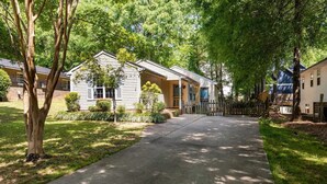 A row of single-story houses with a paved driveway, surrounded by trees and greenery. - RARE⭐️DownTown Matthews ❤️Walk to Shops Restaurants Hiking❤️20 min to Charlotte (Matthews)