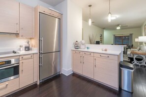 Kjøleskap, mikrobølgeovn, ovn og kokeplater