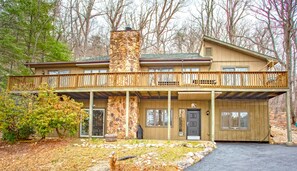Exterior - Mount Chipmunk w/ Hot Tub & Amazing View of Massanutten Resort (McGaheysville)