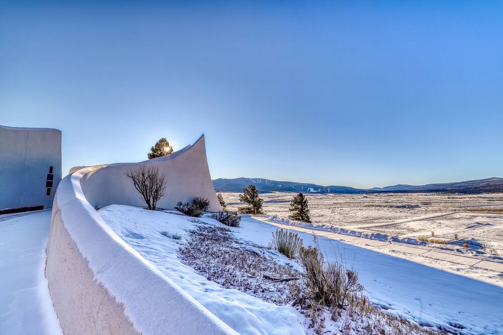 Cute condo w\/ , electric fireplace, and resort amenity access