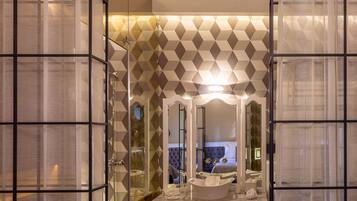 Habitación junior | Baño | Regadera, regadera tipo lluvia, secadora de cabello, toallas