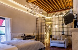 Rom – junior | Sengetøy av topp kvalitet, dundyner, senger med overmadrass og minibar