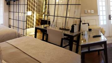 Habitación doble junior | Ropa de cama de alta calidad, edredón, camas con pillow-top y minibar