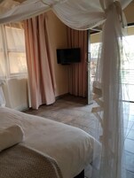 Minibar, escritorio, tabla de planchar con plancha y wifi gratis 