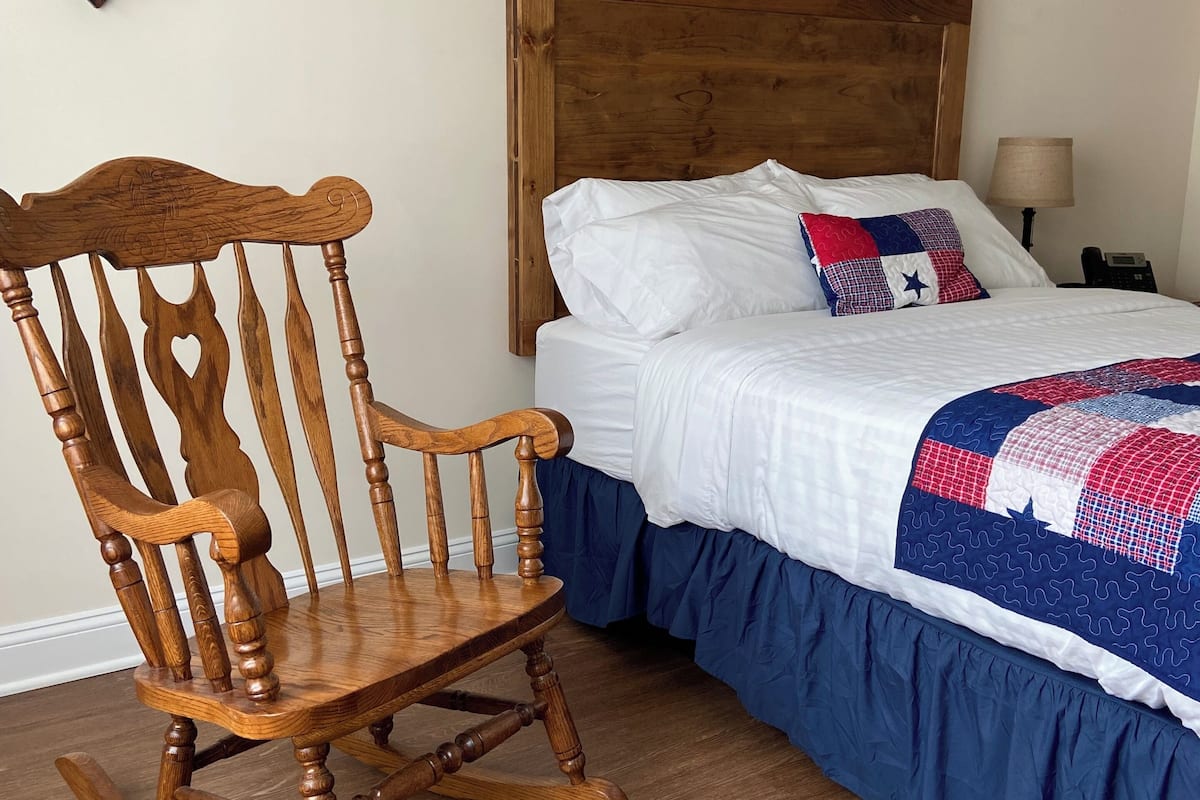 Escritorio, wifi gratis y ropa de cama