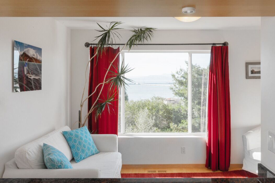 Sunny apartment with private deck, Bay view