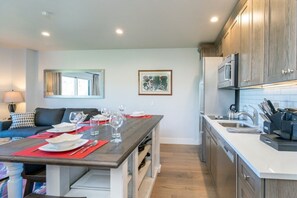 Fridge, microwave, stovetop, dishwasher