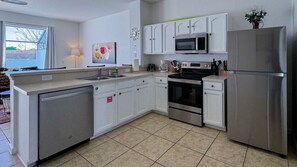 Fridge, microwave, oven, stovetop - Tequilla Sunrise at Windsor Hills (Kissimmee)