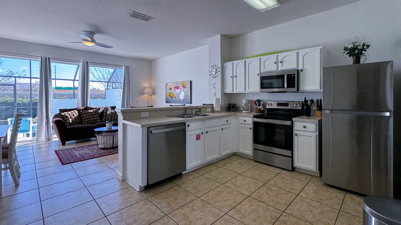 Kylskåp, mikrovågsugn, ugn och spishäll