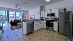 Geladeira, micro-ondas, fogão, cooktop