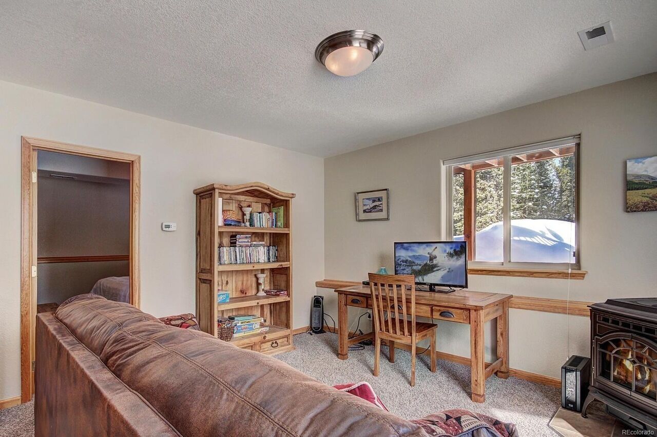 Sunny Pines: Centrally Located Mountain Cabin