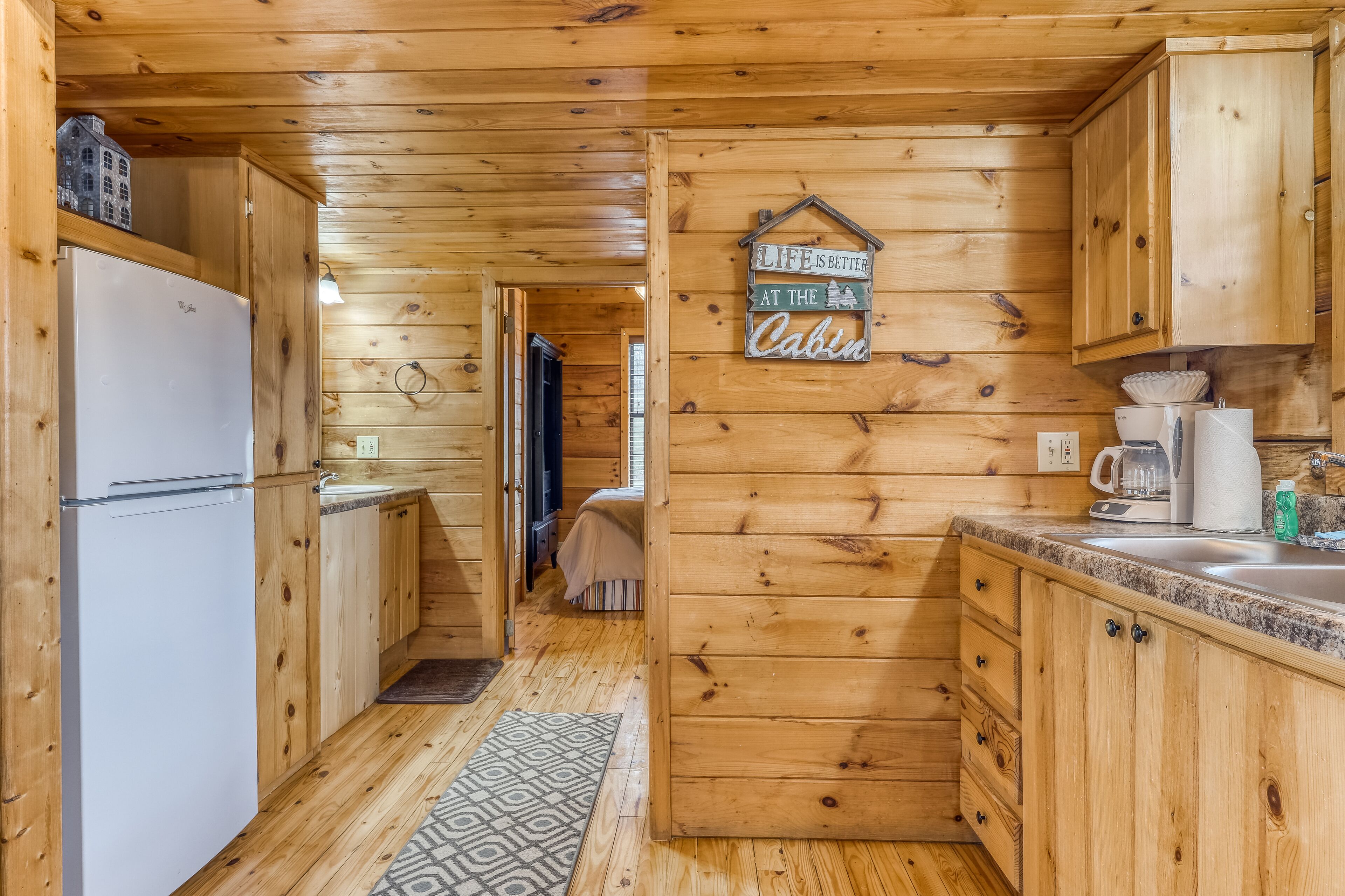 Cute cabin w/ a firepit & covered deck - perfect for a couple or small family!