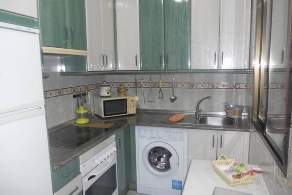 Refrigerador, microondas, horno, placa de cocina