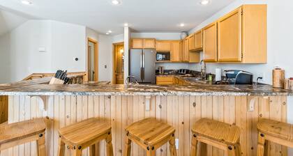 Schweitzer Mt. actualizado condominio con chimenea de gas, cocina completa y fácil acceso a las pistas de esquí.