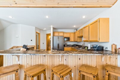Updated Schweitzer Mt. condo w/ gas fireplace, full kitchen, & easy ski access