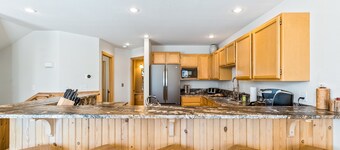Updated Schweitzer Mt. condo w/ gas fireplace, full kitchen, & easy ski access