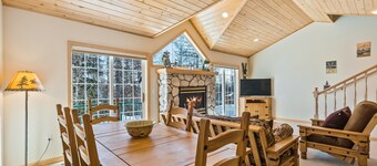 Updated Schweitzer Mt. condo w/ gas fireplace, full kitchen, & easy ski access