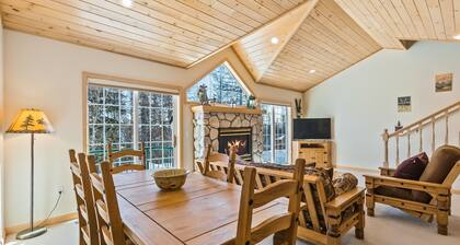 Updated Schweitzer Mt. condo w/ gas fireplace, full kitchen, & easy ski access