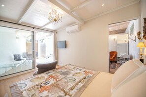 2 bedrooms, desk, iron/ironing board, travel crib - Charming Suite - La Serra (Calvi)